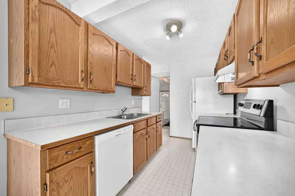34 Shawinigan Lane SW Calgary AB T2Y 2B5