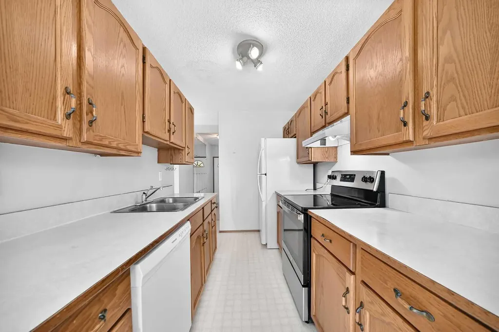 34 Shawinigan Lane SW Calgary AB T2Y 2B5