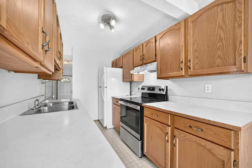 34 Shawinigan Lane SW Calgary AB T2Y 2B5