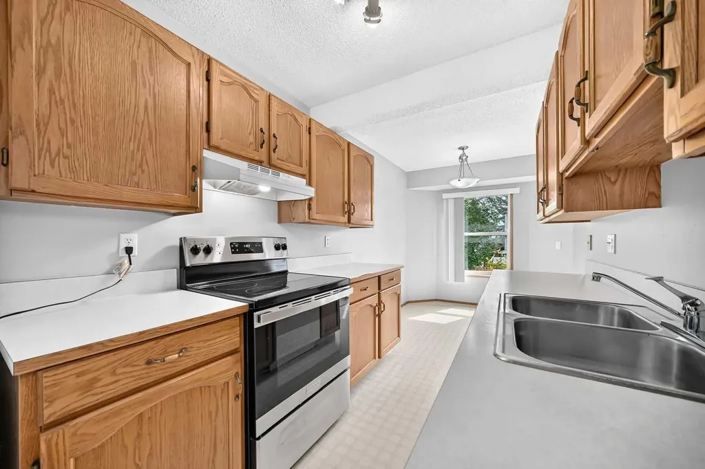 34 Shawinigan Lane SW Calgary AB T2Y 2B5