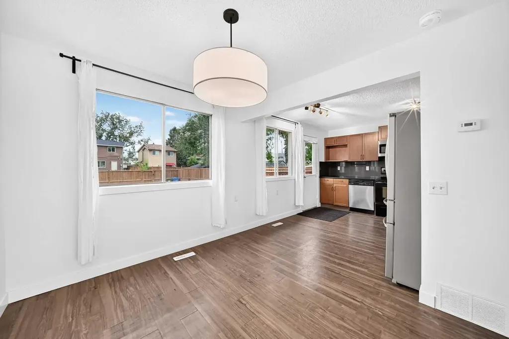 60 Erin Mount Crescent SE Calgary AB T2B 2S3