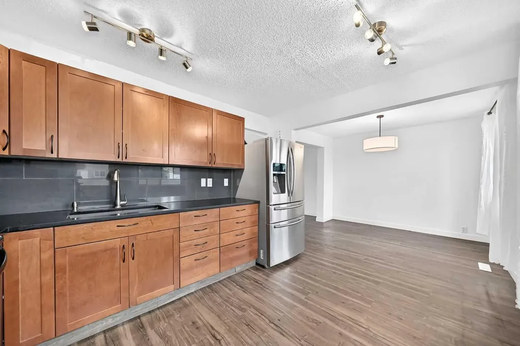 60 Erin Mount Crescent SE Calgary AB T2B 2S3
