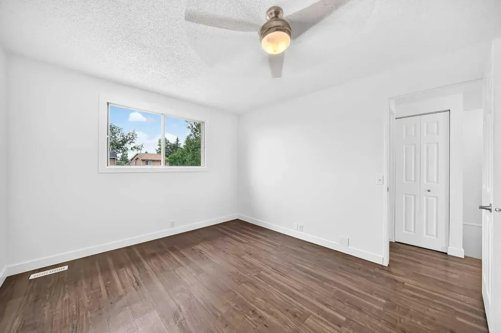 60 Erin Mount Crescent SE Calgary AB T2B 2S3