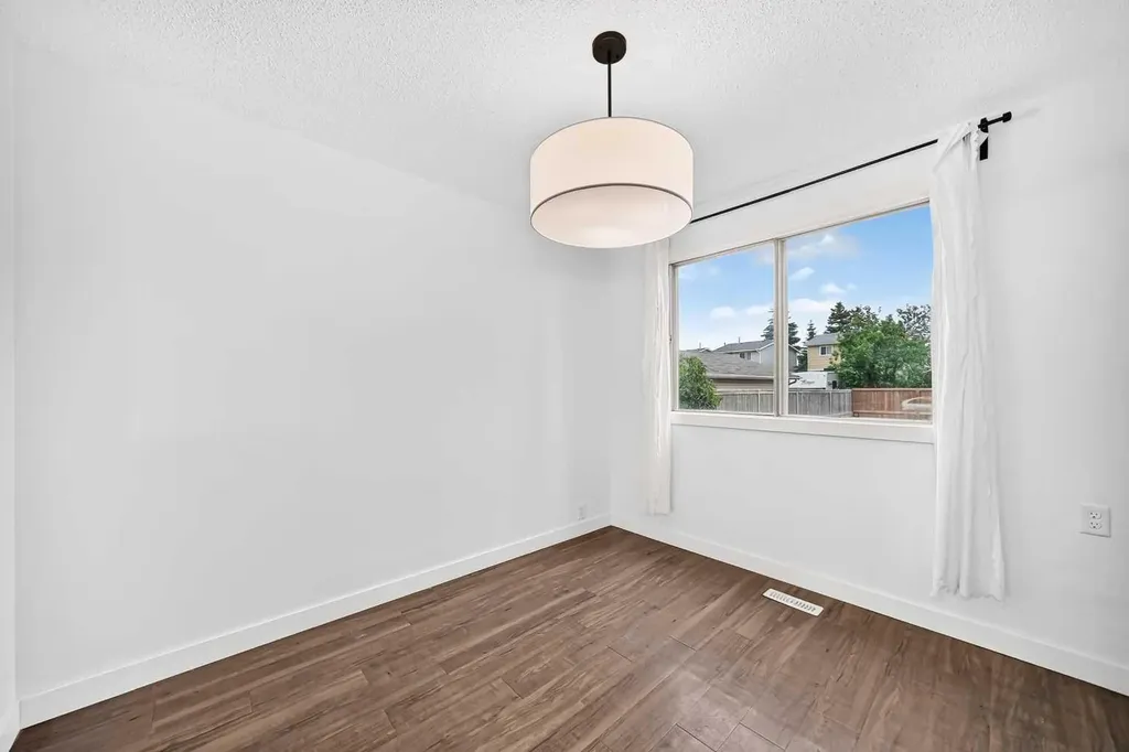60 Erin Mount Crescent SE Calgary AB T2B 2S3