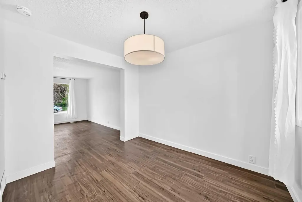 60 Erin Mount Crescent SE Calgary AB T2B 2S3