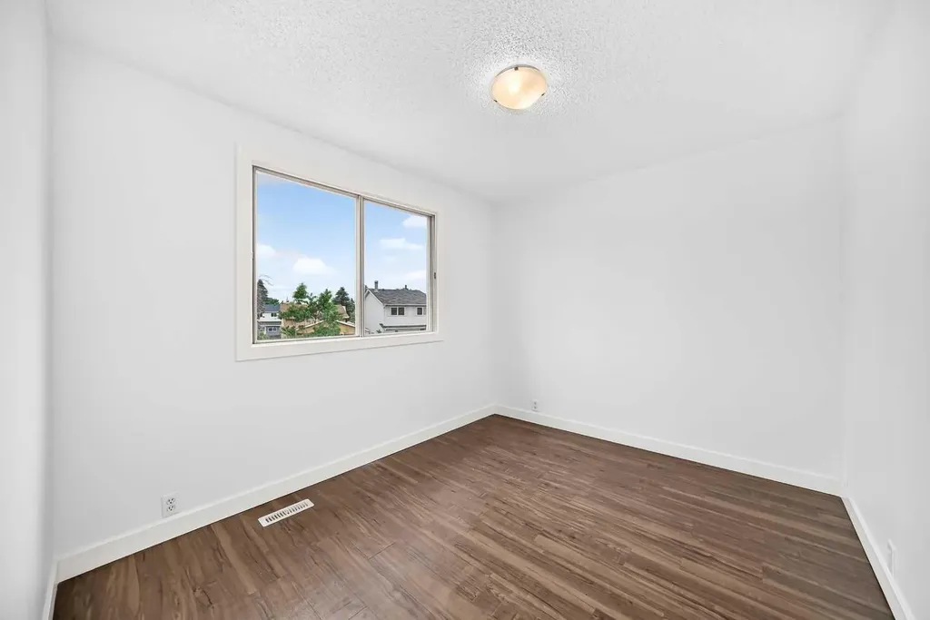 60 Erin Mount Crescent SE Calgary AB T2B 2S3