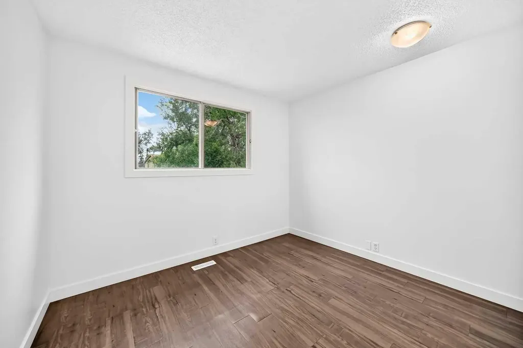 60 Erin Mount Crescent SE Calgary AB T2B 2S3