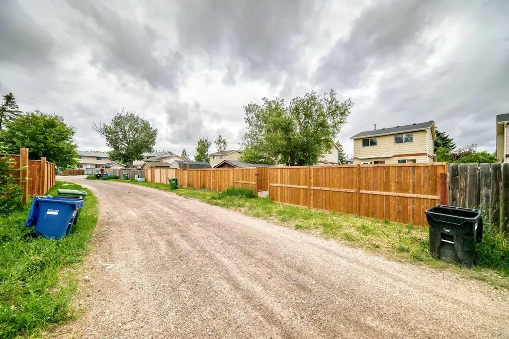 60 Erin Mount Crescent SE Calgary AB T2B 2S3
