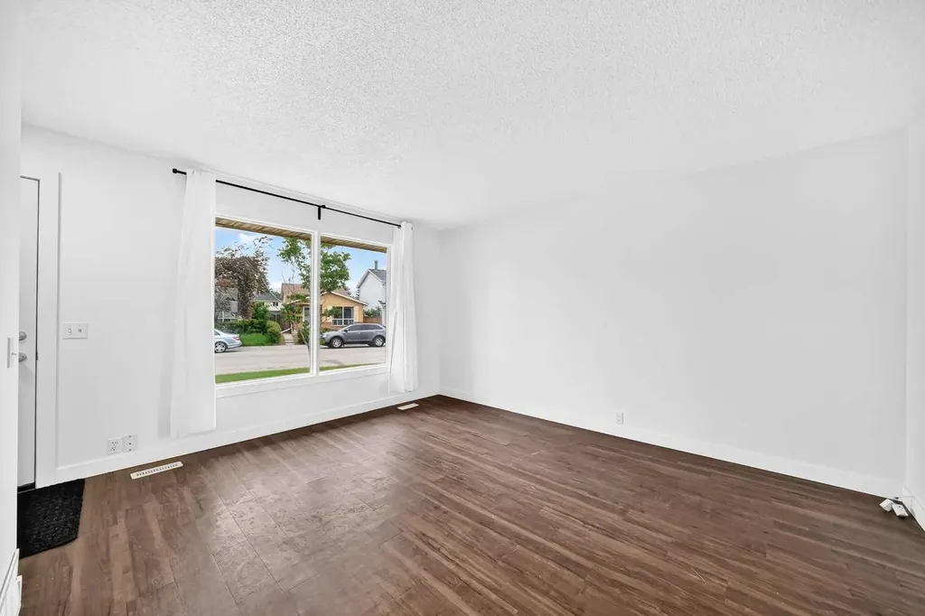 60 Erin Mount Crescent SE Calgary AB T2B 2S3