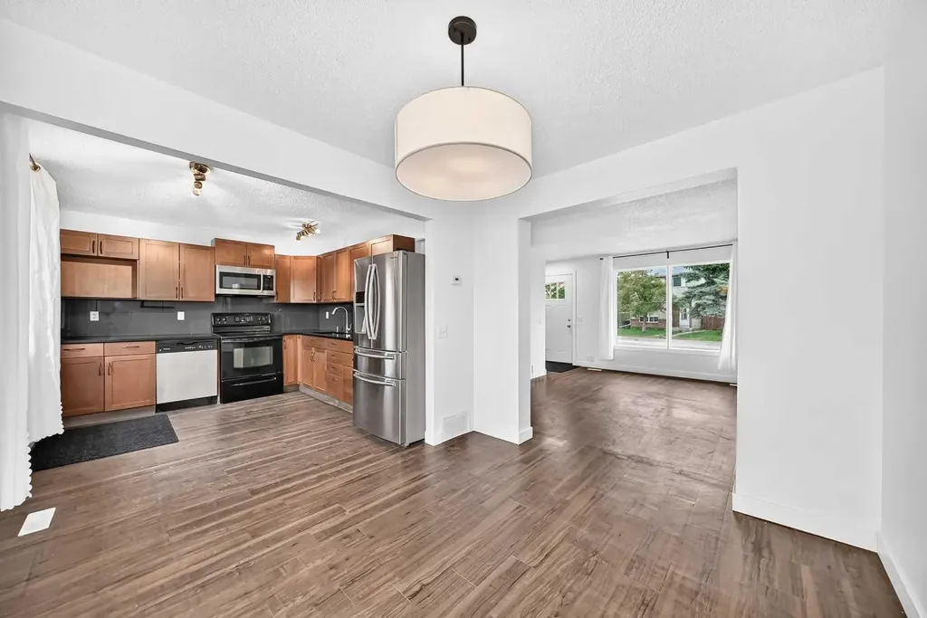 60 Erin Mount Crescent SE Calgary AB T2B 2S3
