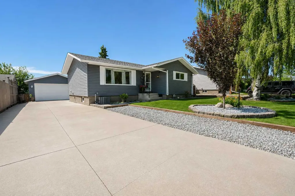 9209 111 Avenue Grande Prairie AB T8V 3L7