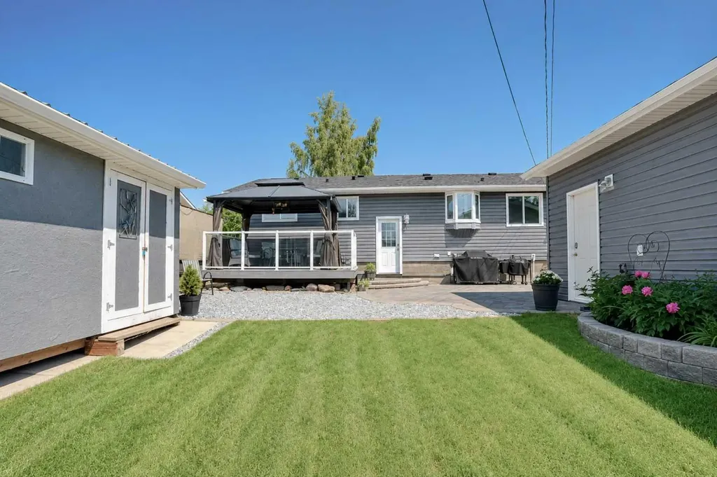 9209 111 Avenue Grande Prairie AB T8V 3L7