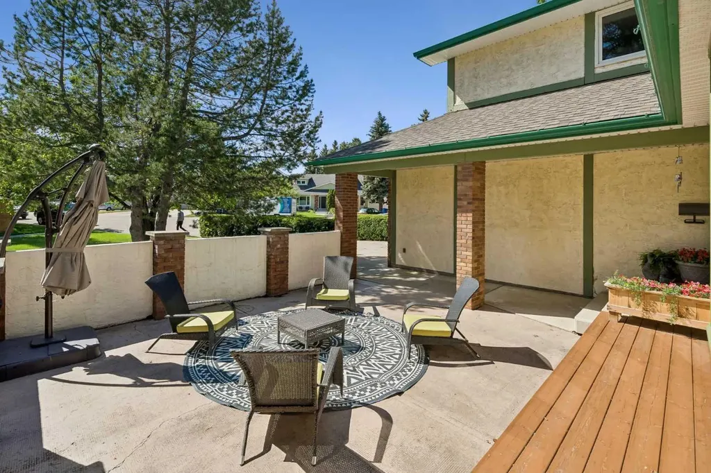 7 Brookpark Bay SW Calgary AB T2W 2R7
