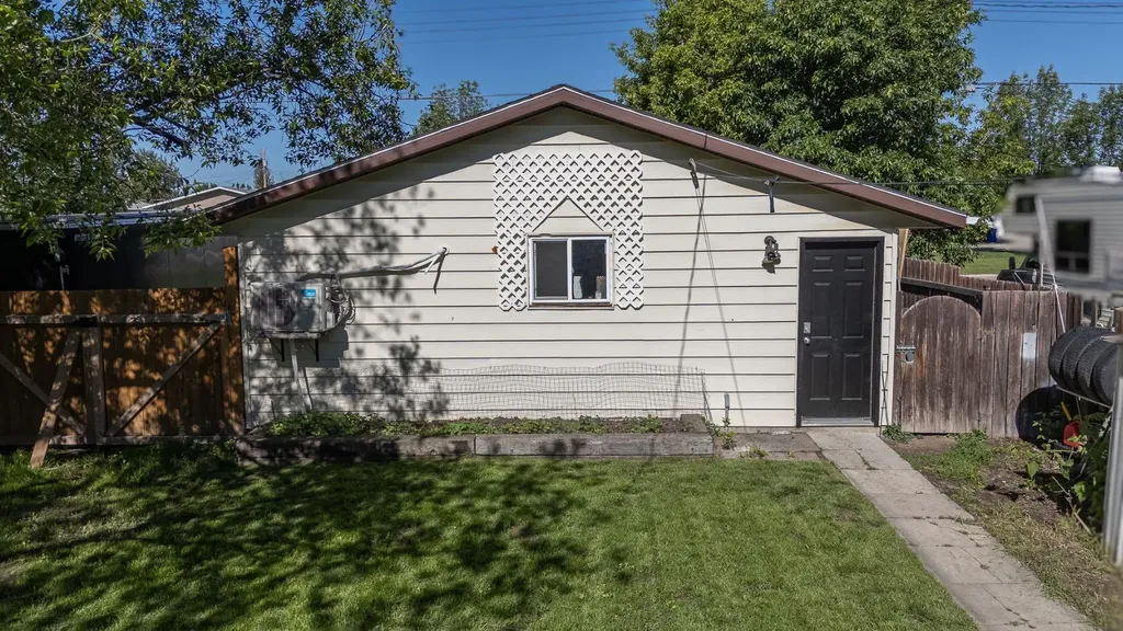 5213 3a Street W Claresholm AB T0L 0T0