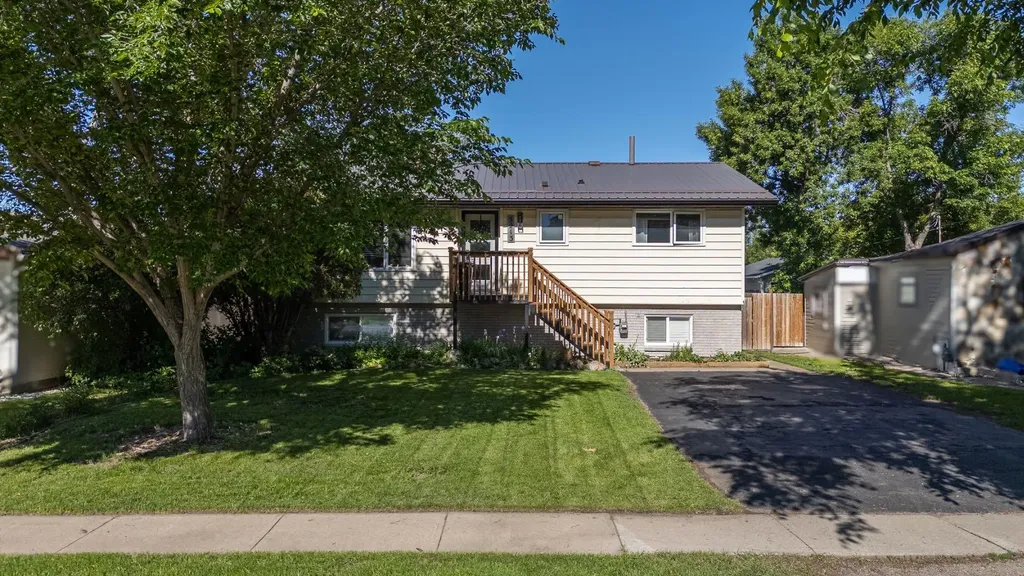 5213 3a Street W Claresholm AB T0L 0T0