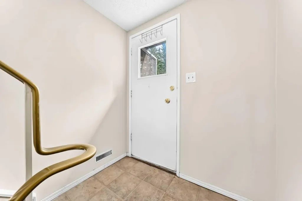 10316 Braeside Drive SW Calgary AB T2W 1B4