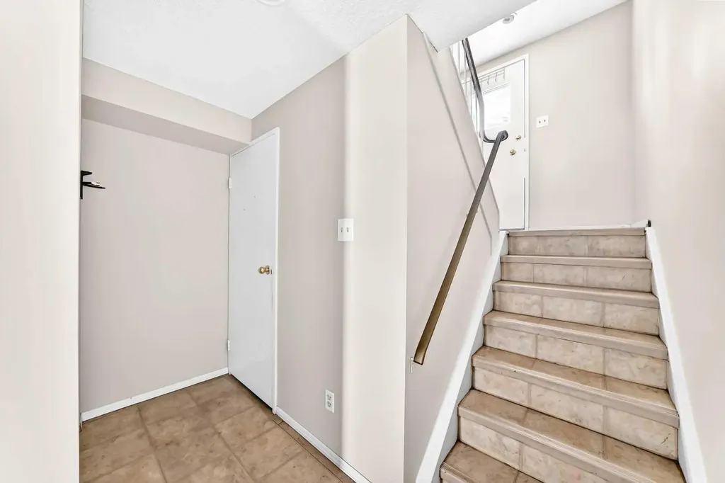 10316 Braeside Drive SW Calgary AB T2W 1B4