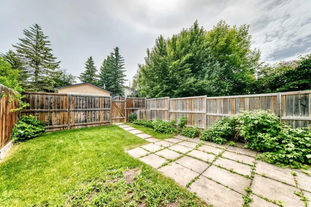 10316 Braeside Drive SW Calgary AB T2W 1B4