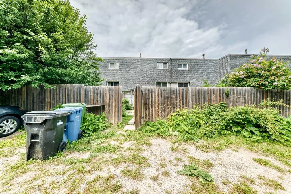 10316 Braeside Drive SW Calgary AB T2W 1B4