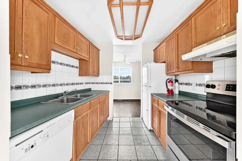 10316 Braeside Drive SW Calgary AB T2W 1B4