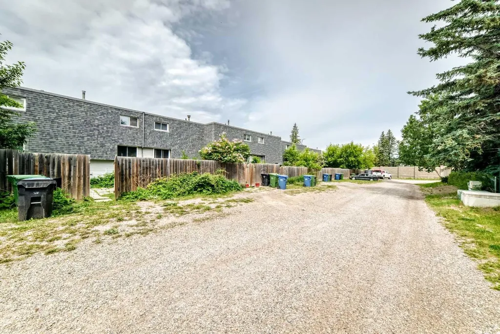 10316 Braeside Drive SW Calgary AB T2W 1B4