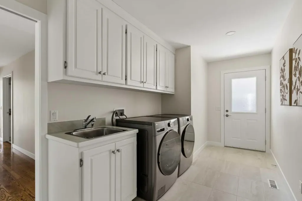 5 Sienna Hills Court SW Calgary AB T3H 2W3