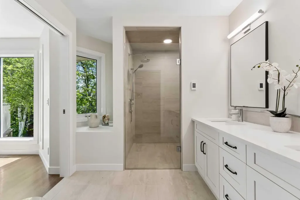 5 Sienna Hills Court SW Calgary AB T3H 2W3