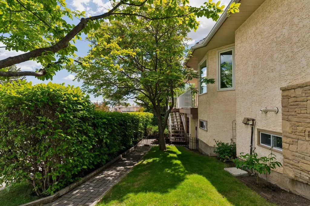5 Sienna Hills Court SW Calgary AB T3H 2W3