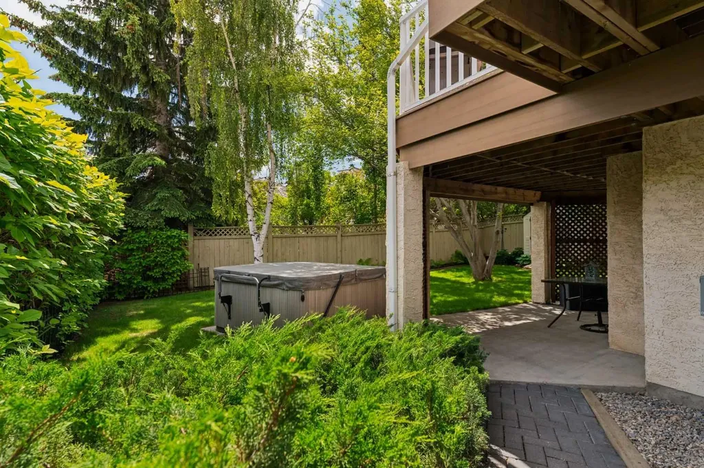 5 Sienna Hills Court SW Calgary AB T3H 2W3