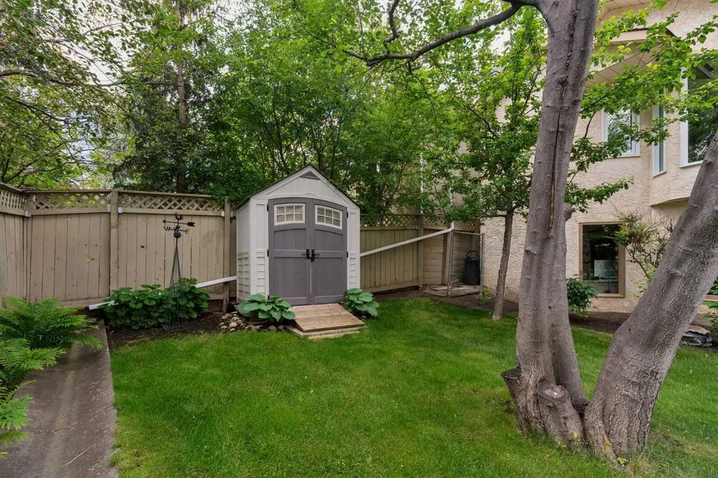5 Sienna Hills Court SW Calgary AB T3H 2W3