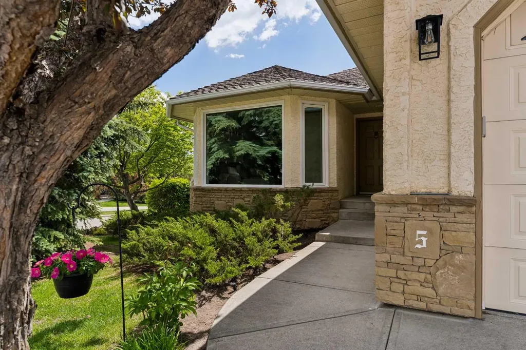 5 Sienna Hills Court SW Calgary AB T3H 2W3