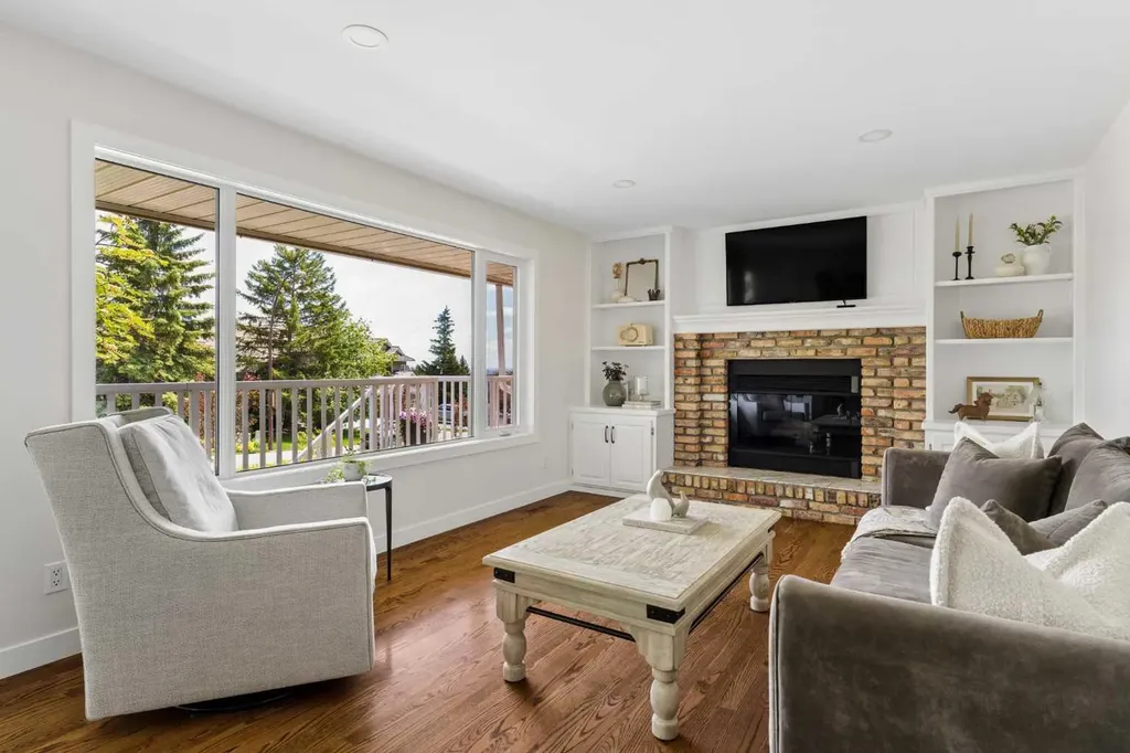 5 Sienna Hills Court SW Calgary AB T3H 2W3
