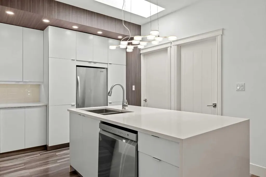 1728 36 Avenue SW Calgary AB T2T 2G3