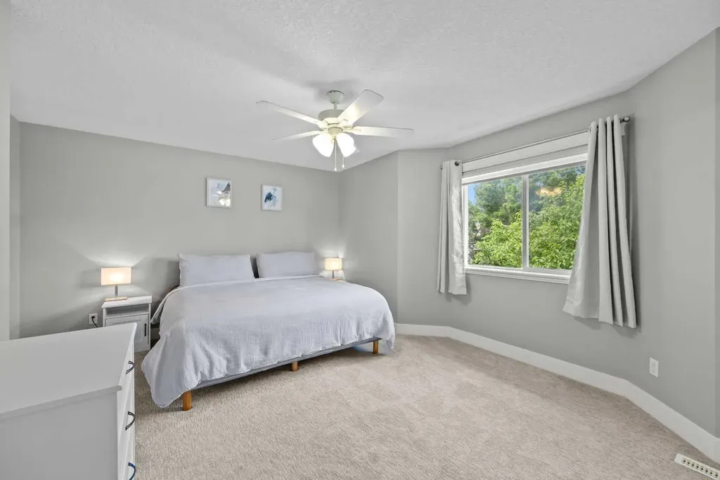 1728 36 Avenue SW Calgary AB T2T 2G3