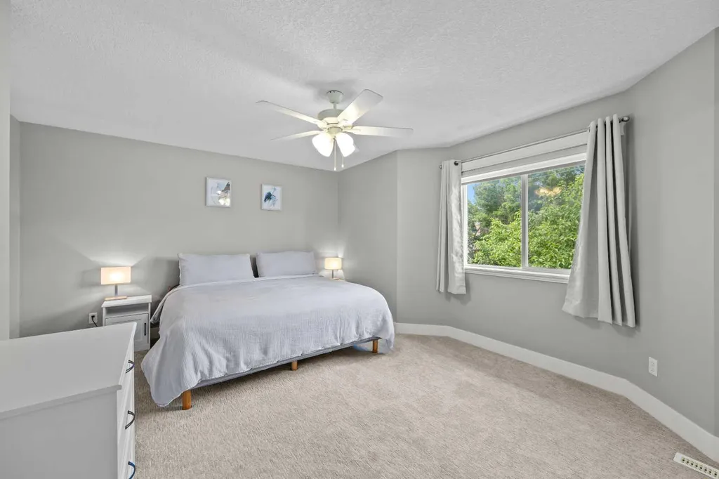 1728 36 Avenue SW Calgary AB T2T 2G3