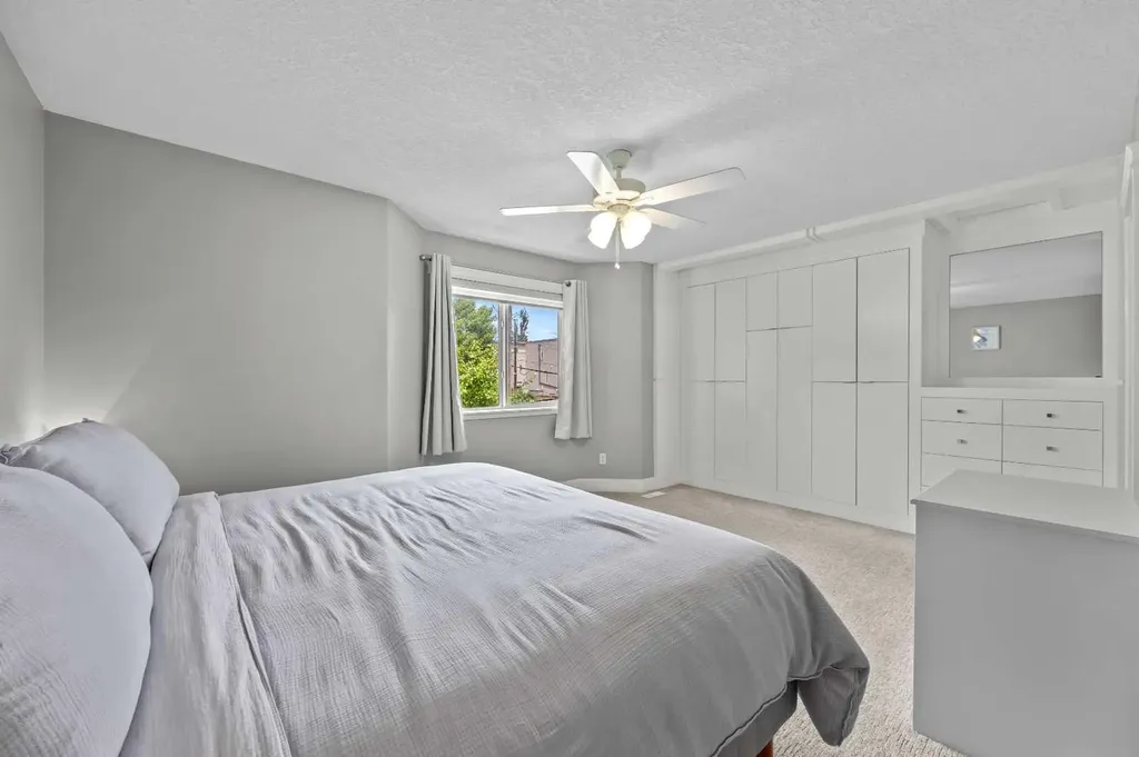 1728 36 Avenue SW Calgary AB T2T 2G3