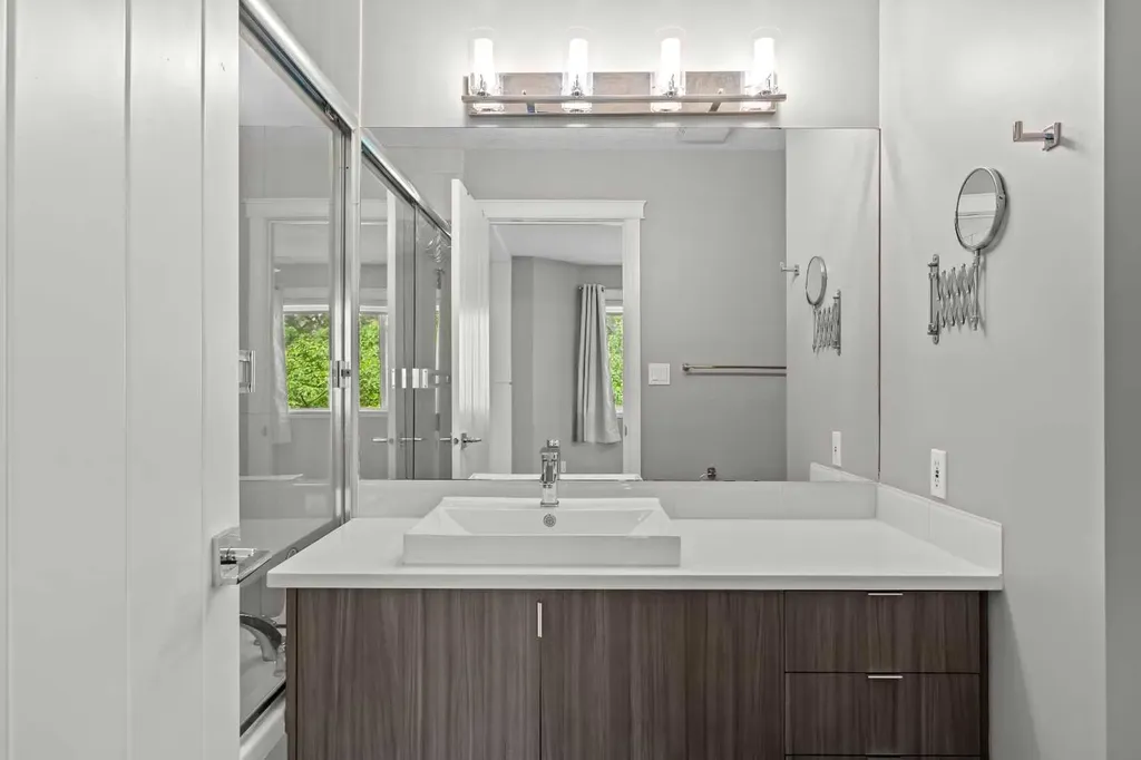 1728 36 Avenue SW Calgary AB T2T 2G3