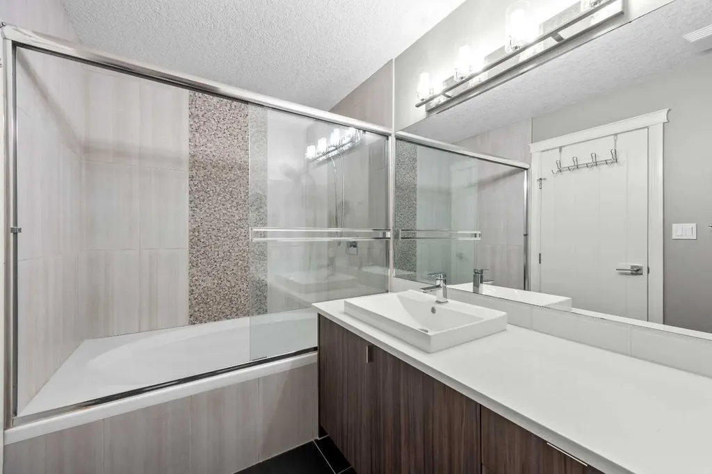 1728 36 Avenue SW Calgary AB T2T 2G3