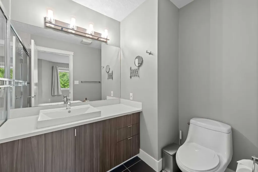 1728 36 Avenue SW Calgary AB T2T 2G3