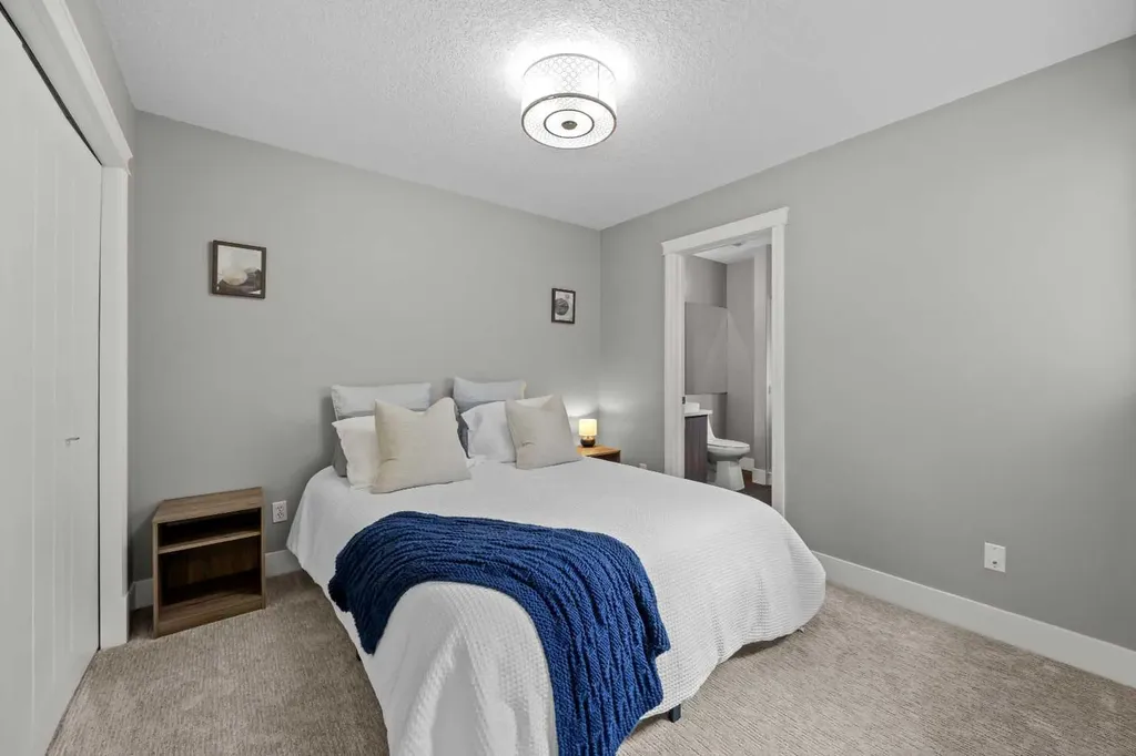 1728 36 Avenue SW Calgary AB T2T 2G3