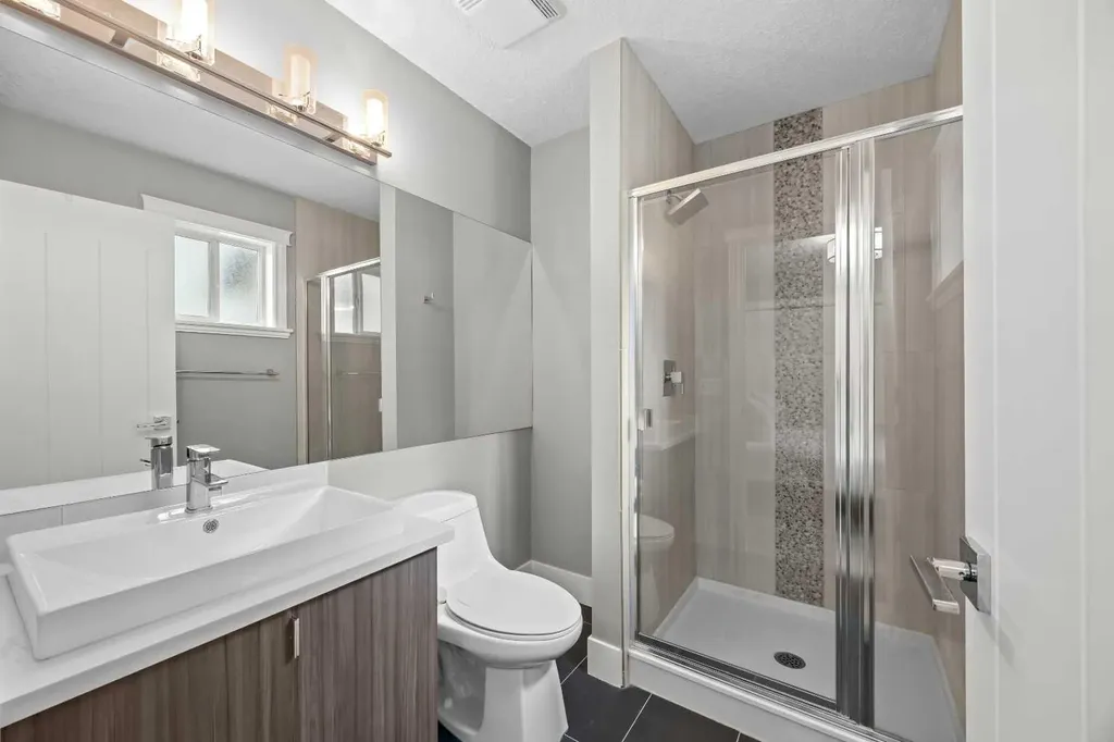 1728 36 Avenue SW Calgary AB T2T 2G3
