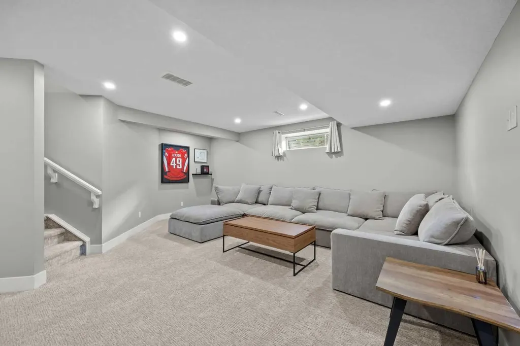 1728 36 Avenue SW Calgary AB T2T 2G3