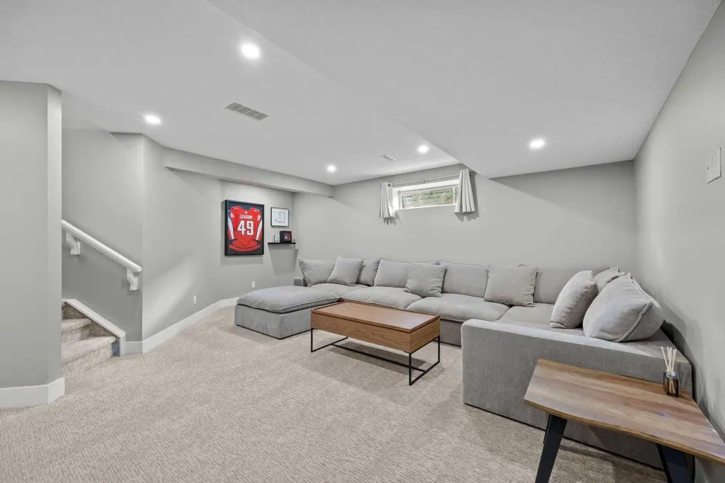 1728 36 Avenue SW Calgary AB T2T 2G3
