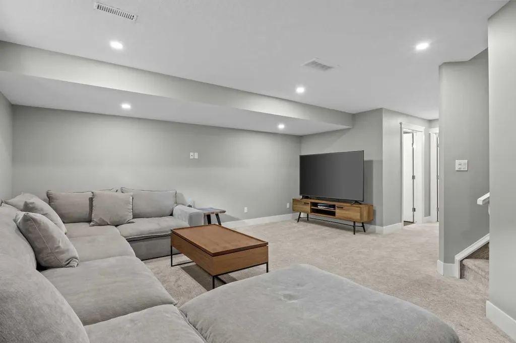 1728 36 Avenue SW Calgary AB T2T 2G3