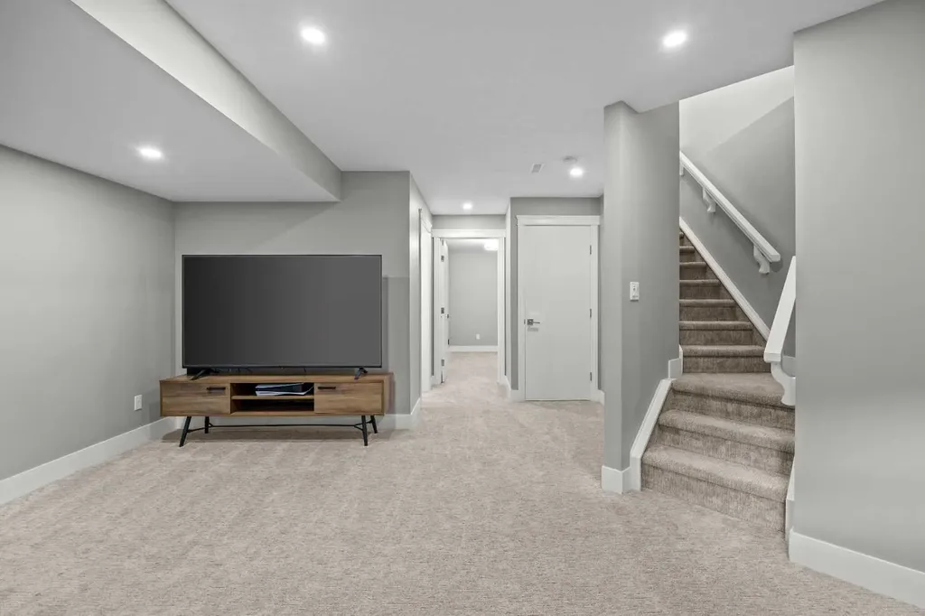 1728 36 Avenue SW Calgary AB T2T 2G3