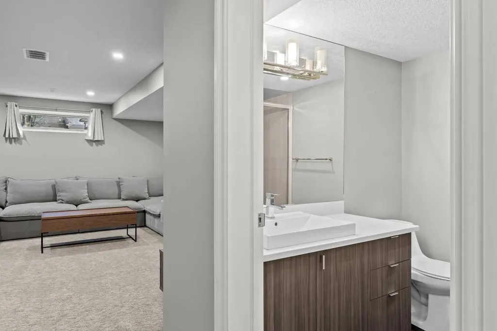 1728 36 Avenue SW Calgary AB T2T 2G3