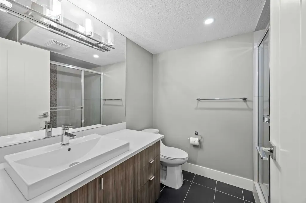 1728 36 Avenue SW Calgary AB T2T 2G3