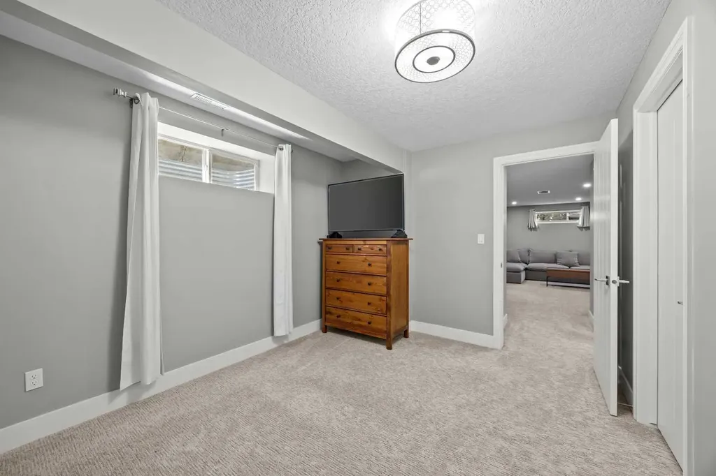 1728 36 Avenue SW Calgary AB T2T 2G3