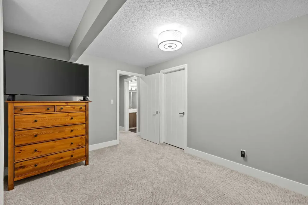 1728 36 Avenue SW Calgary AB T2T 2G3