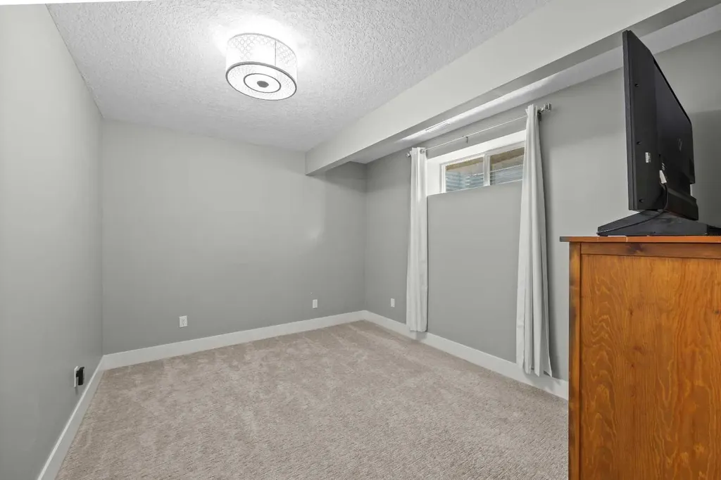 1728 36 Avenue SW Calgary AB T2T 2G3